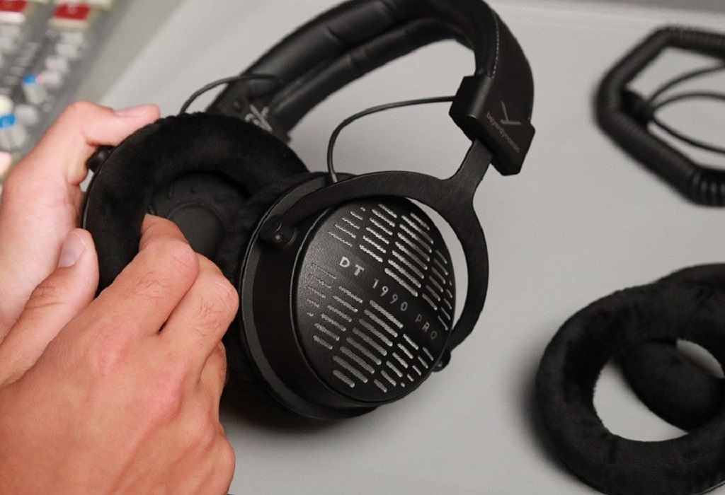 How long should a headphone battery last
